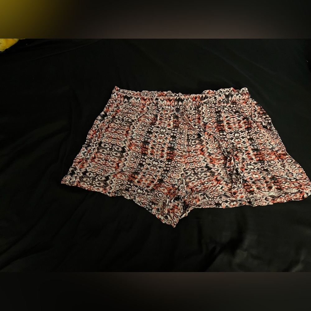 Junior’s New Look Plus Size flowy elasticized waist shorts with pockets size 2x